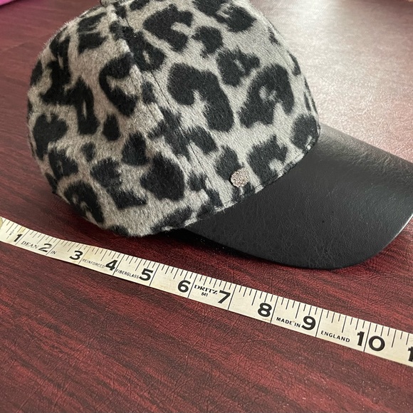 Vince Camuto Snow Leopard Print/ Black Fashionable Hat - Picture 2 of 4